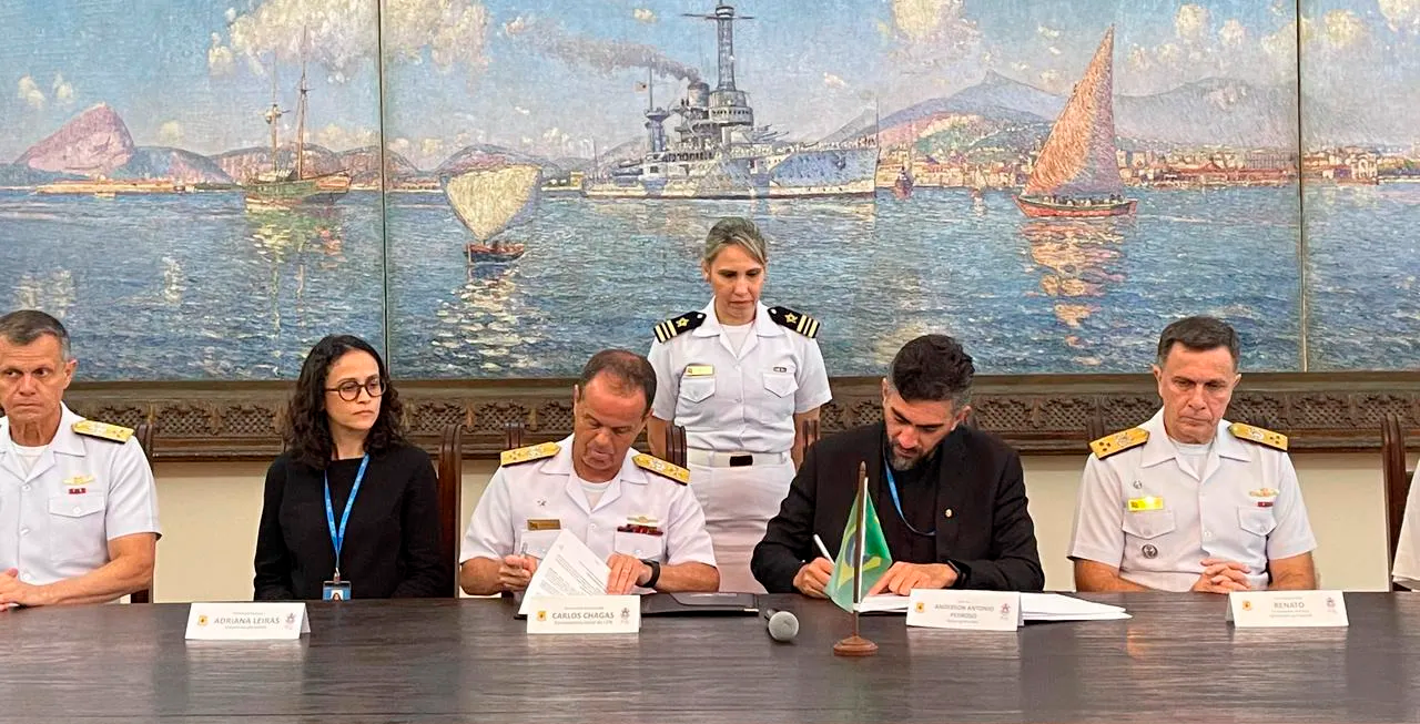 Foto da assinatura do acordo entre a PUC-Rio e Marinha