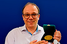 Professor Ricardo Aucélio, do Departamento de Química, recebe medalha Walter Baptist Mors da Sociedade Brasileira de Química