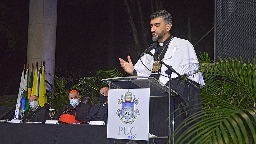 Imagem do Reitor Prof. Pe. Anderson Antonio Pedroso, S.J., realizando o discurso de posse